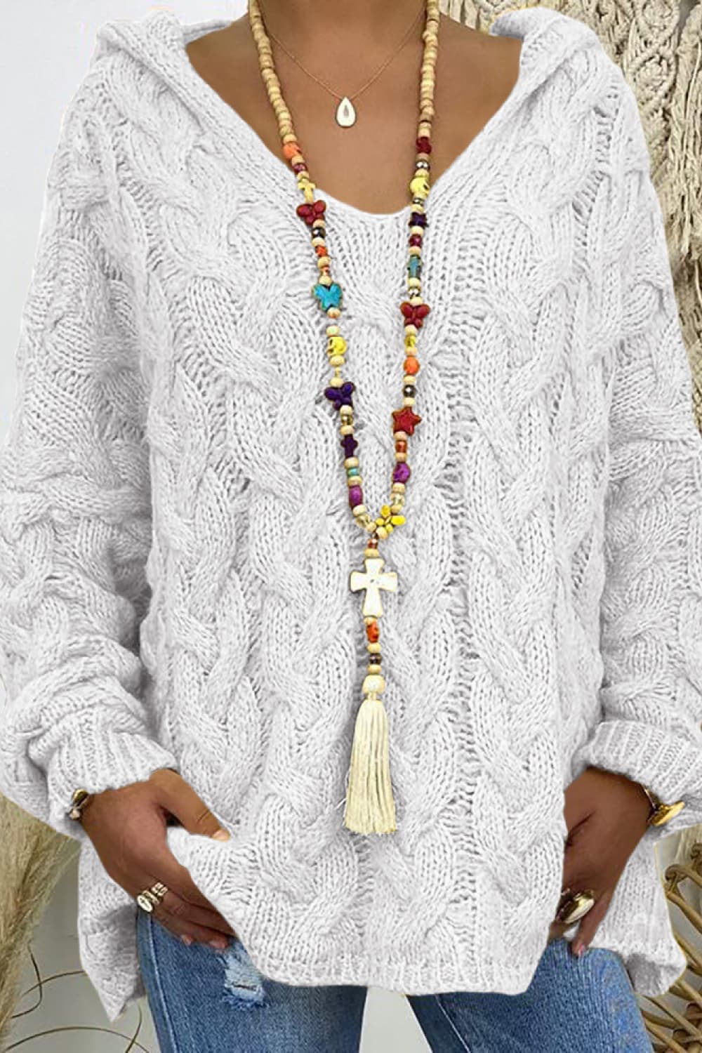Suéter con capucha y tejido de cable