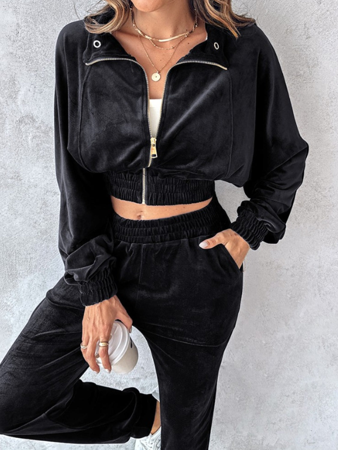Conjunto de top corto de manga larga con cremallera y pantalones deportivos
