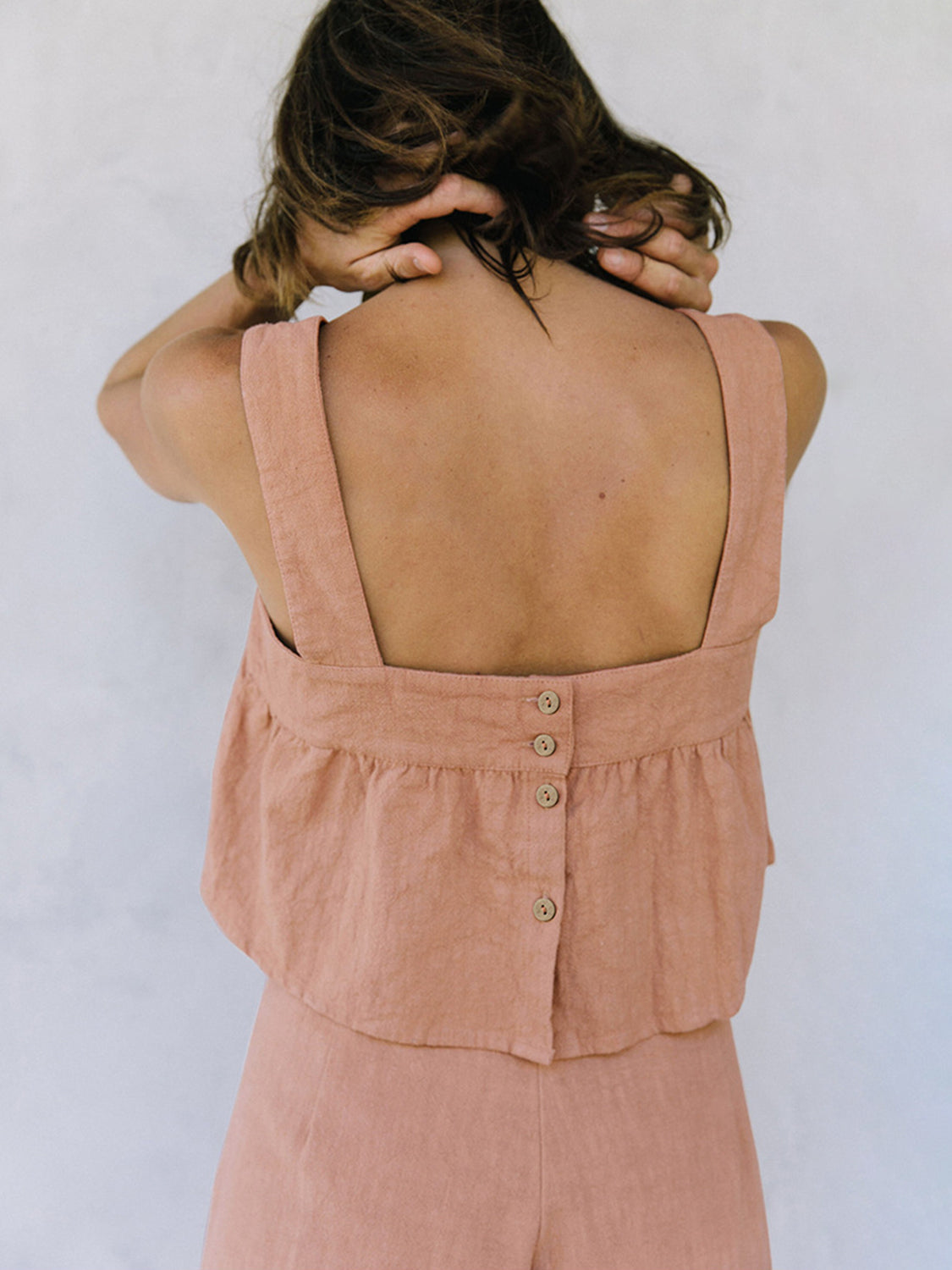 Conjunto de top y pantalón con tirantes anchos y escote cuadrado