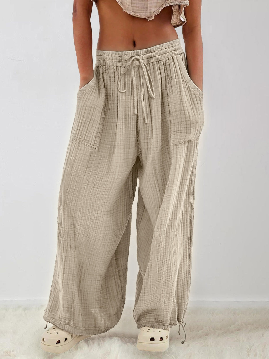 Pantalones texturizados anudados con bolsillos