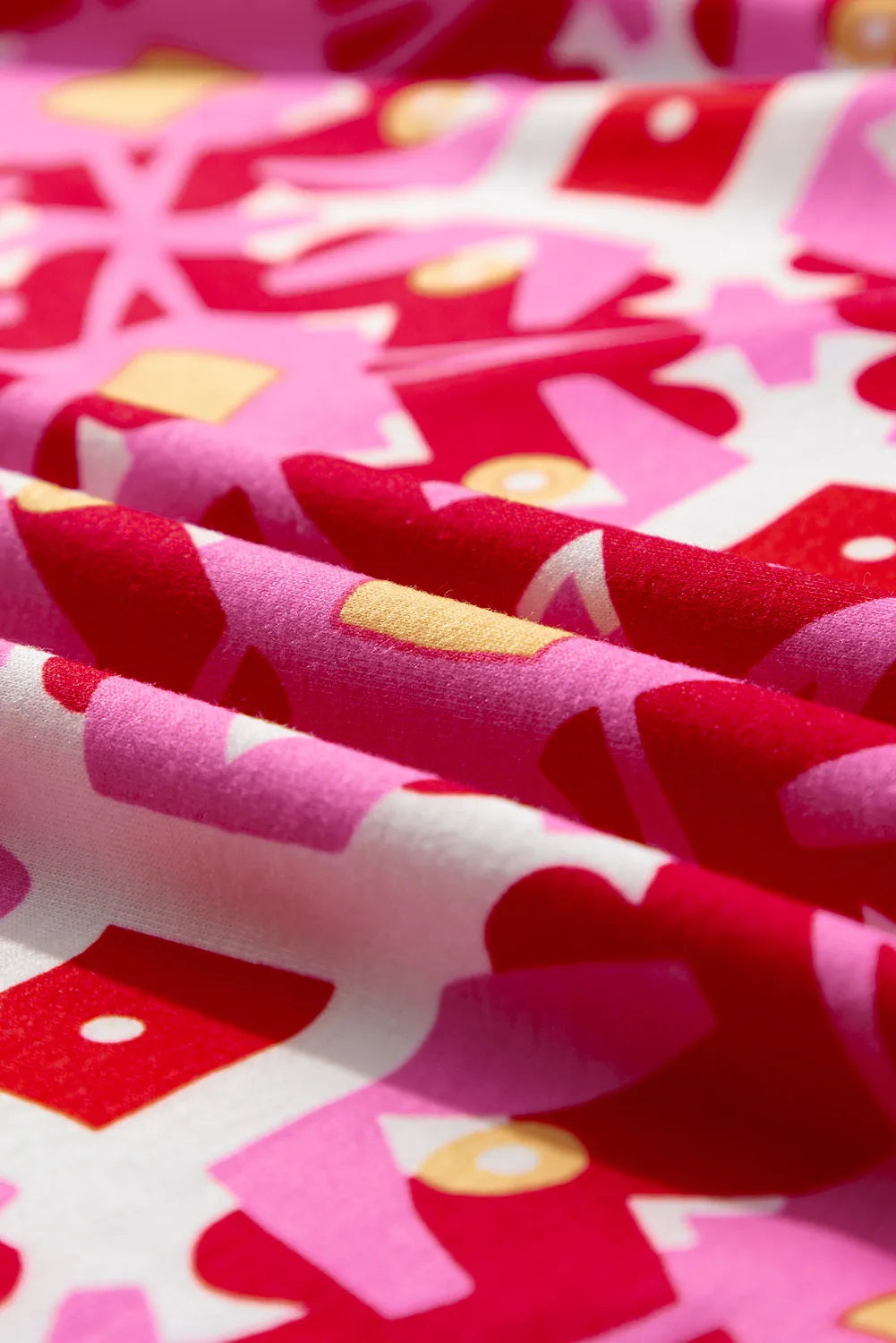 Conjunto de top y pantalones cortos con cuello redondo geométrico