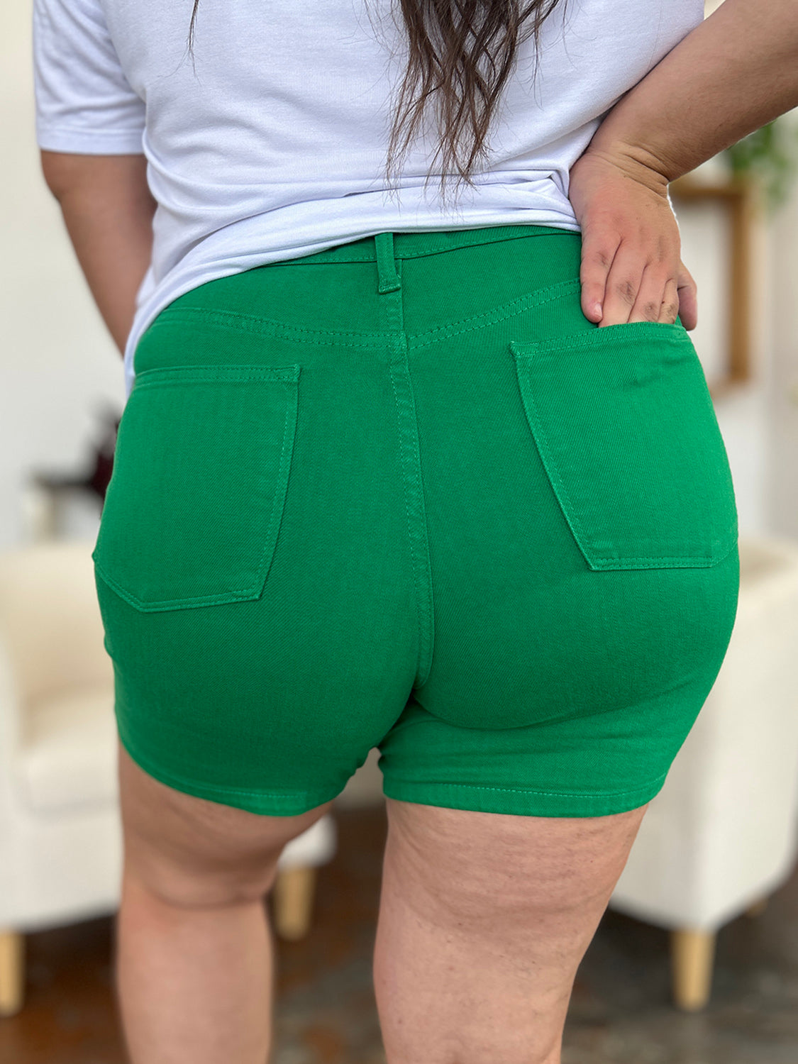 Pantalones cortos de mezclilla teñidos con control de abdomen de tamaño completo de Judy Blue