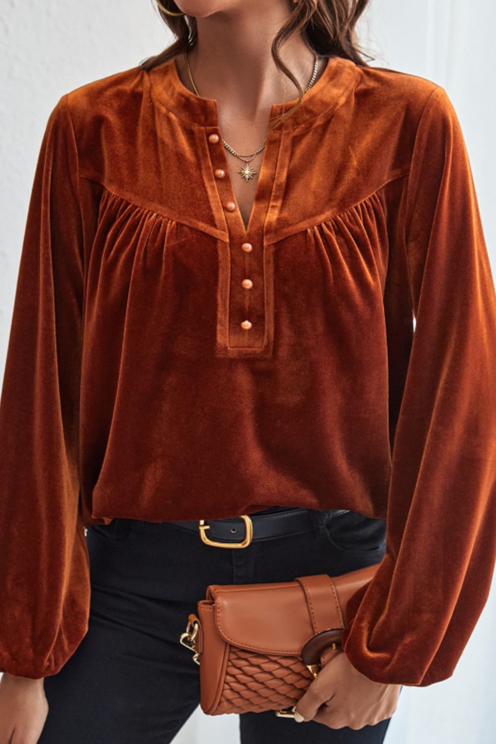 Blusa de terciopelo de manga larga con muescas
