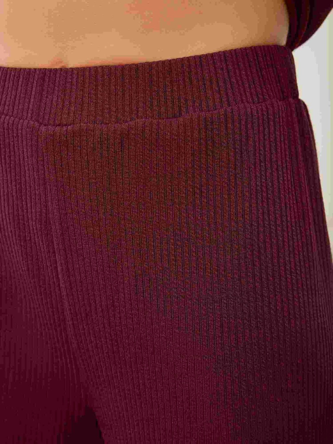 Conjunto de top de manga larga con escote en V y pantalones de pierna ancha