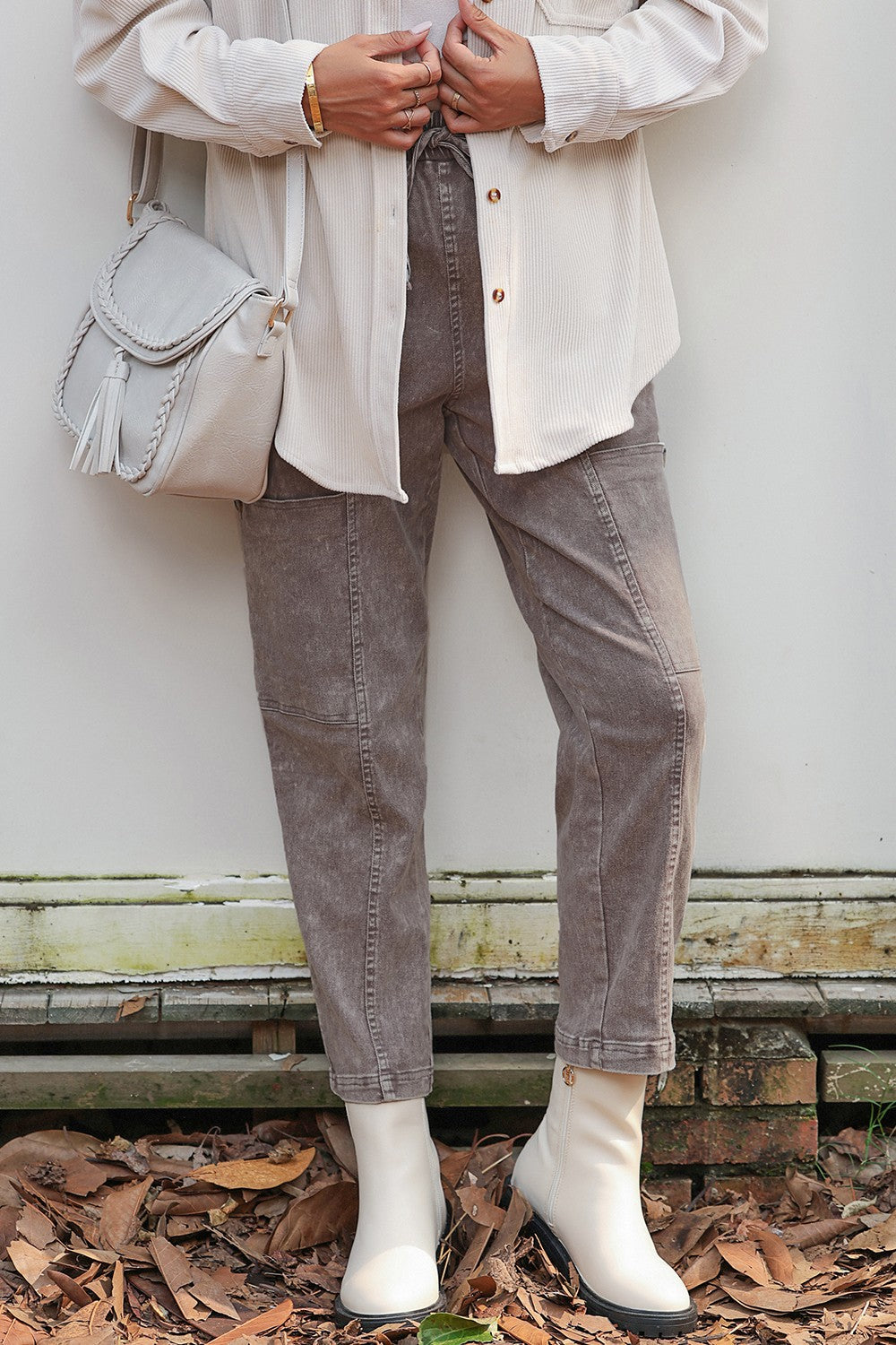 Pantalones rectos con bolsillos y cordón