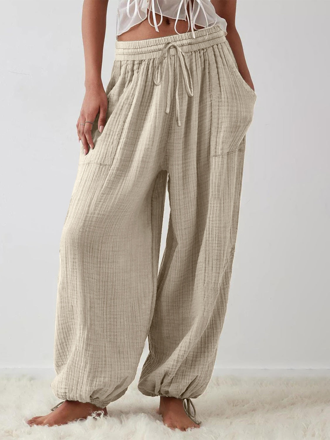 Pantalones texturizados anudados con bolsillos