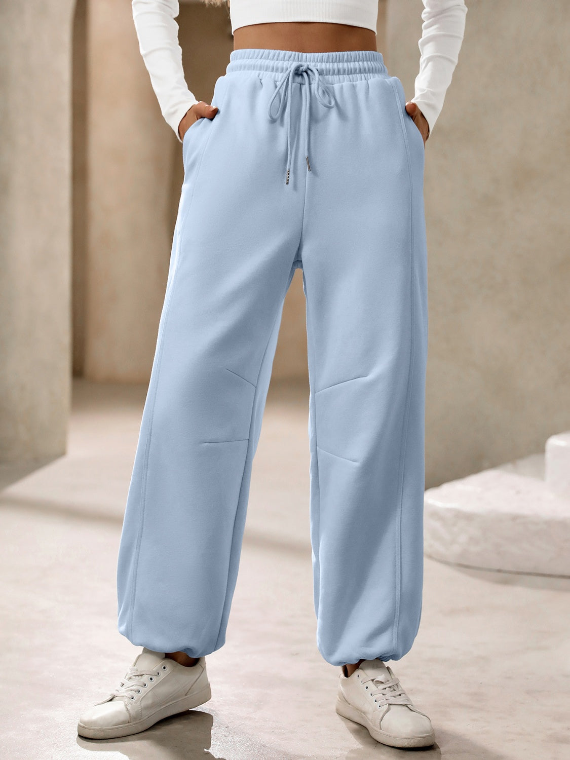 Pantalones deportivos con bolsillos y cordón de Ivy Lane