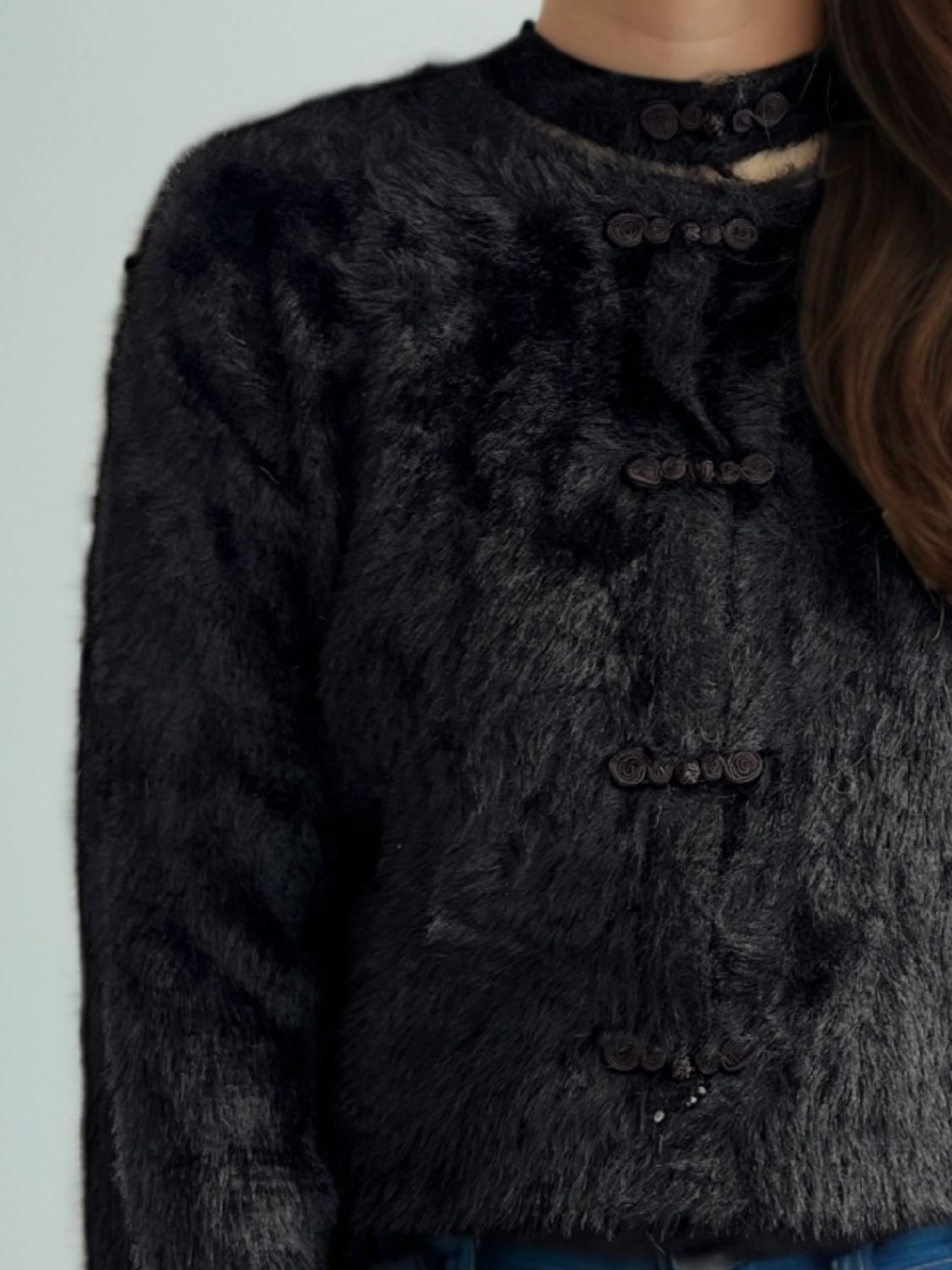 Cárdigan de manga larga con botones y nudo recortado