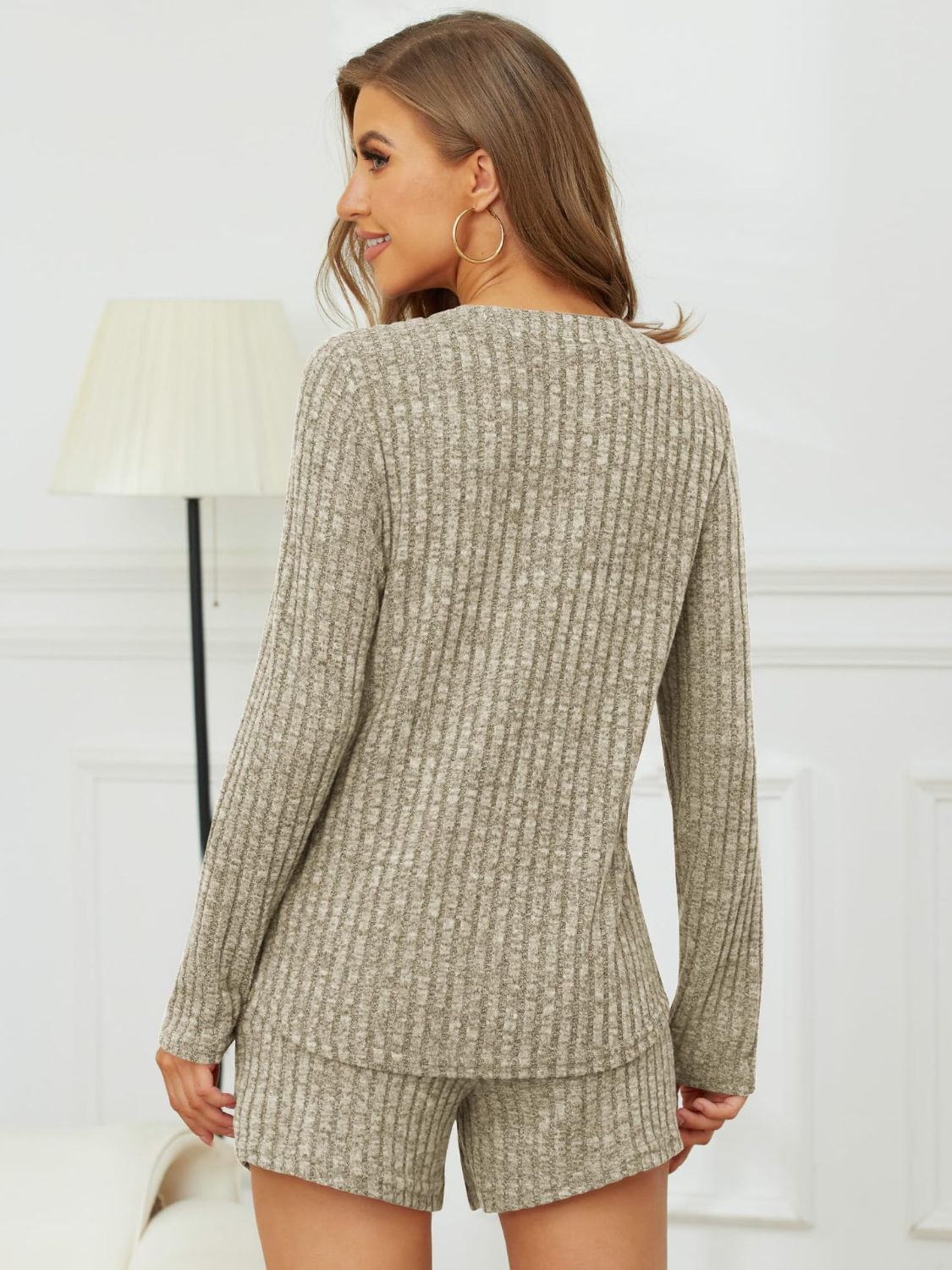 Conjunto de top y pantalones cortos de cuello redondo acanalados