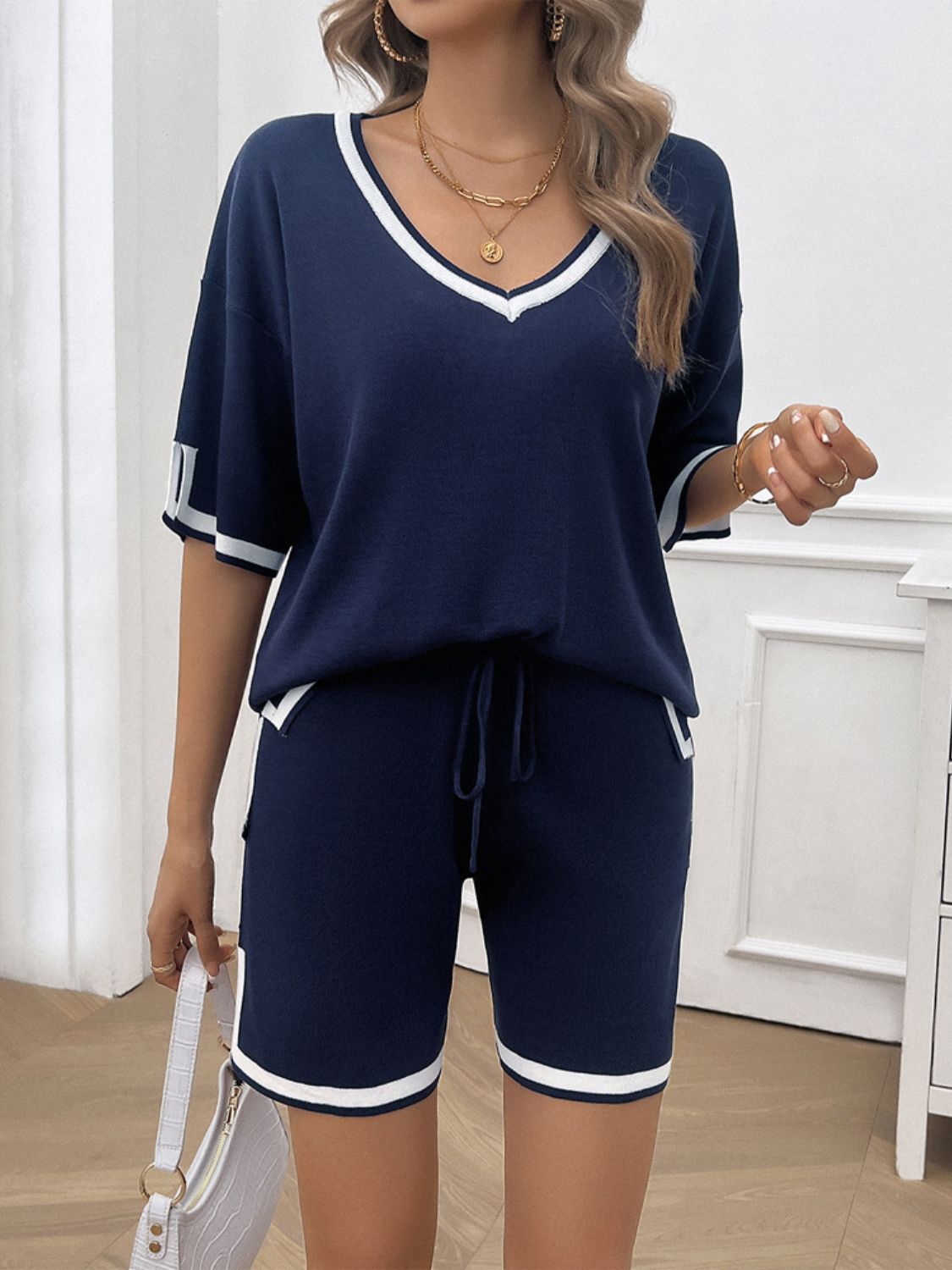 Conjunto de top y pantalones cortos con escote en V y ribete en contraste Devine