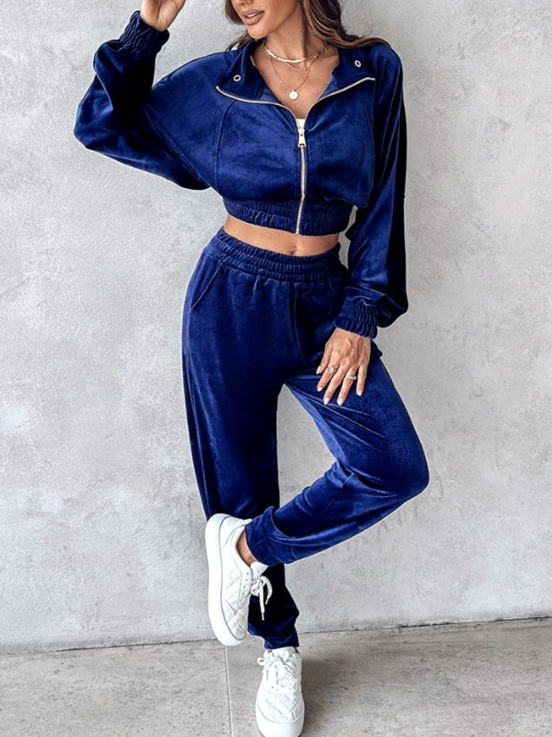 Conjunto de top corto de manga larga con cremallera y pantalones deportivos