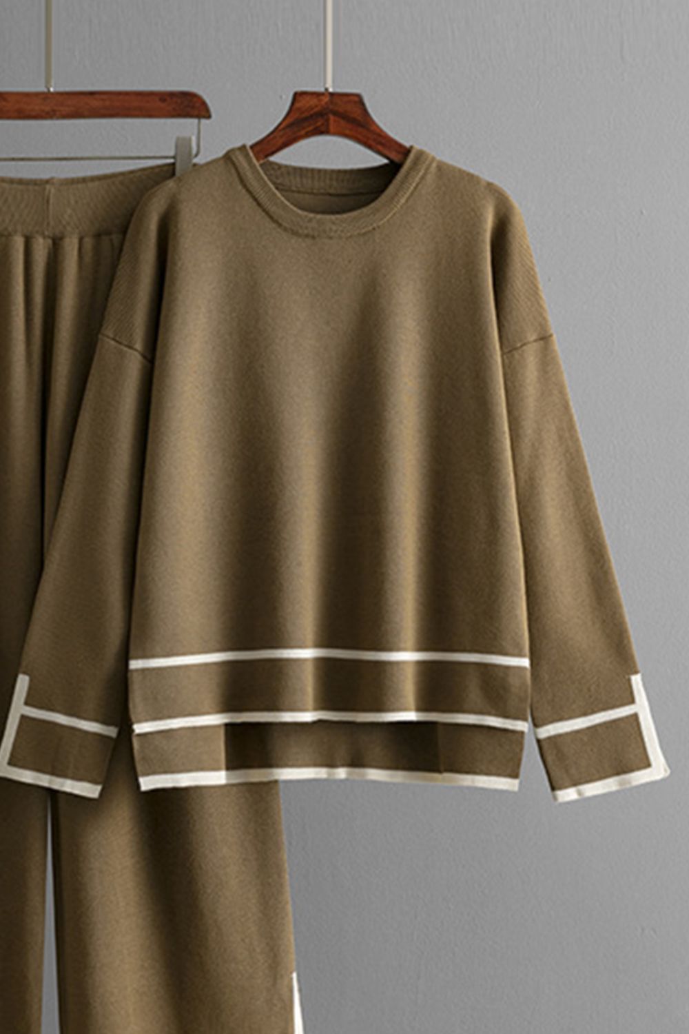 Conjunto de suéter y pantalón con cuello redondo alto y bajo