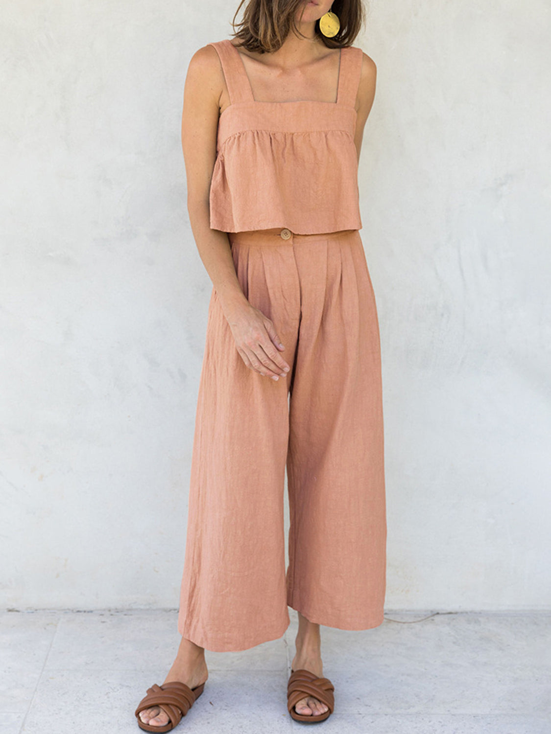 Conjunto de top y pantalón con tirantes anchos y escote cuadrado