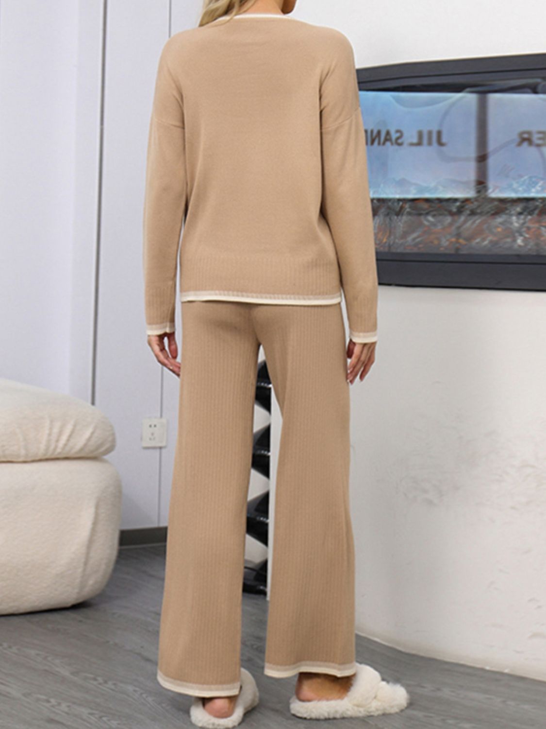 Conjunto de suéter y pantalón con cuello redondo y ribete en contraste