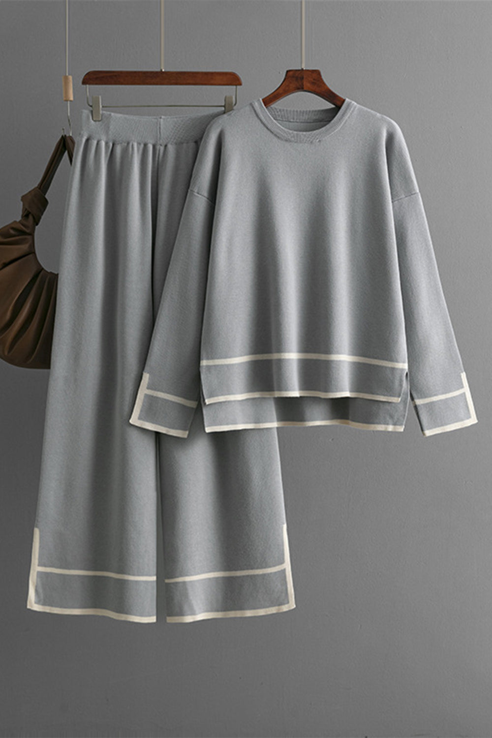 Conjunto de suéter y pantalón con cuello redondo alto y bajo