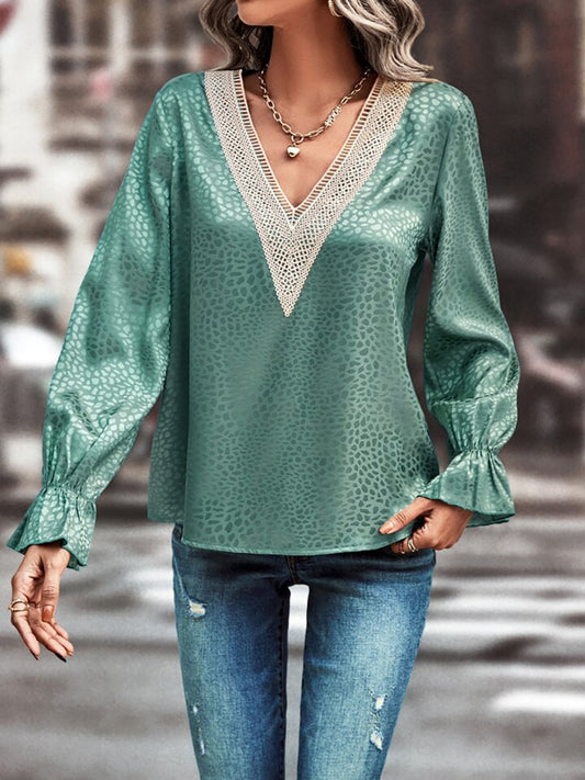 Blusa con escote en V y mangas con volantes