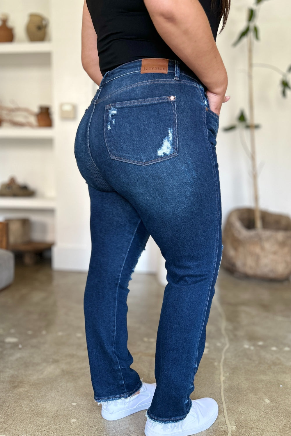 Jeans rectos de cintura alta, rígidos y desgastados de Judy Blue