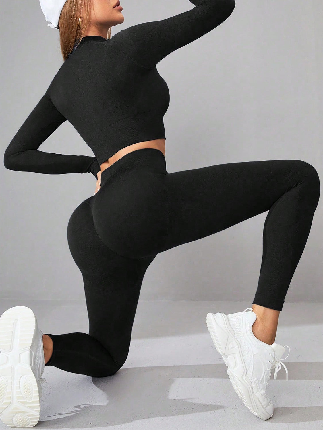 Conjunto deportivo de top de manga larga con cuello alto y leggings