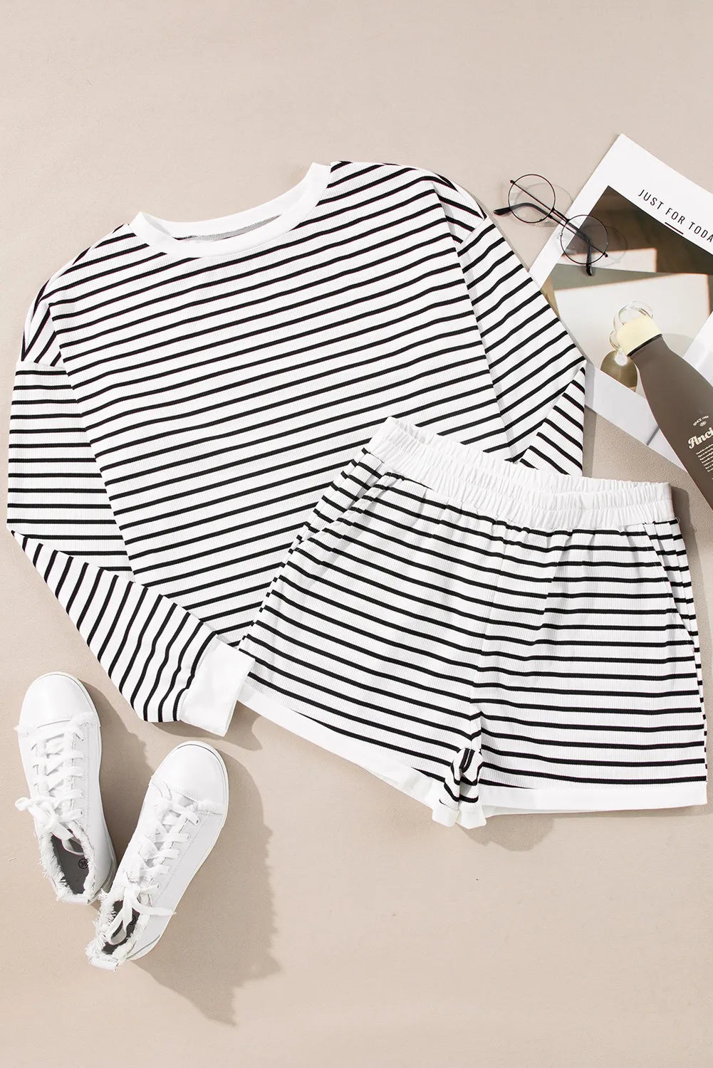 Conjunto de camiseta y pantalones cortos de manga larga con cuello redondo a rayas