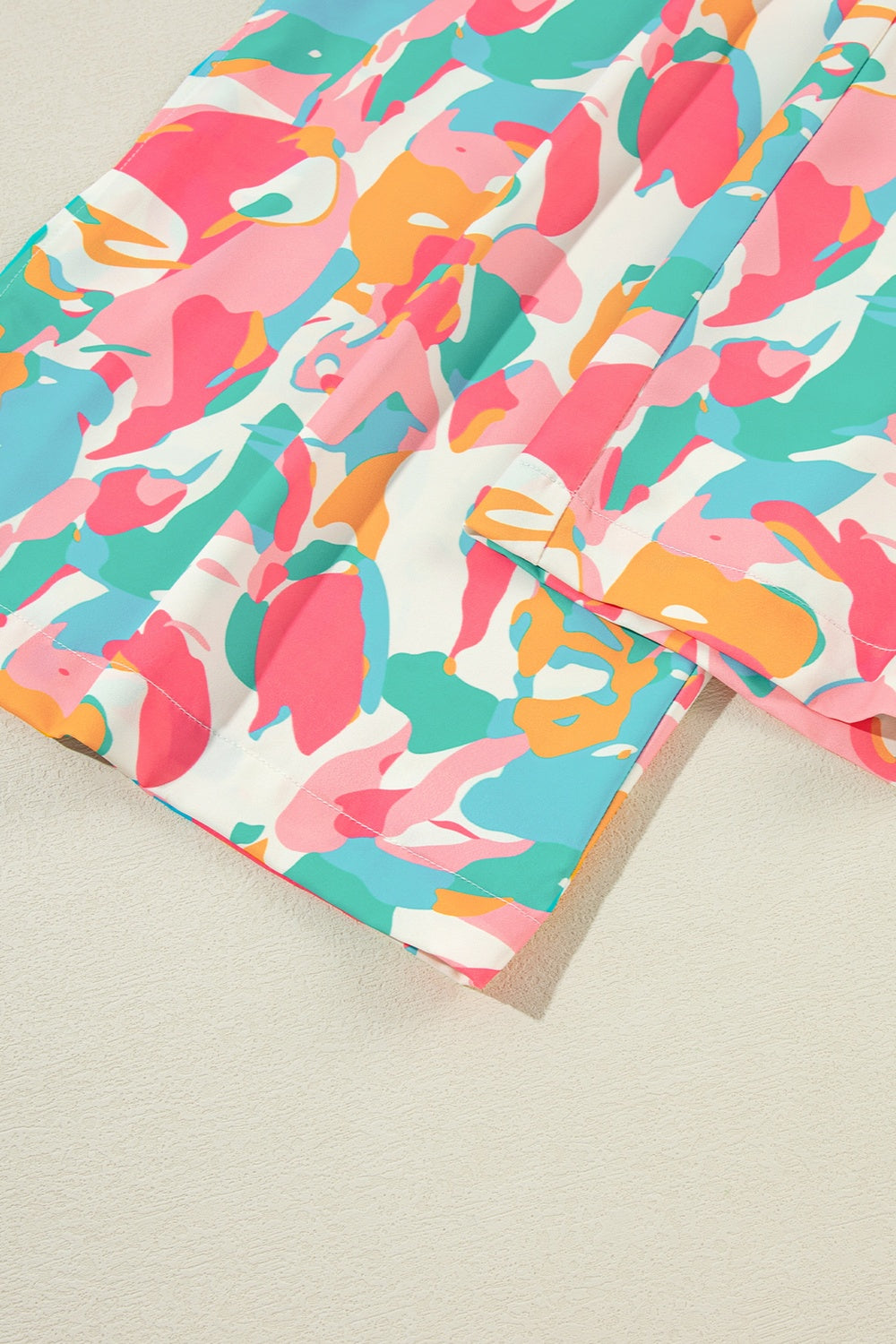 Conjunto de pantalón y blusa con mangas cortas y estampado de muescas