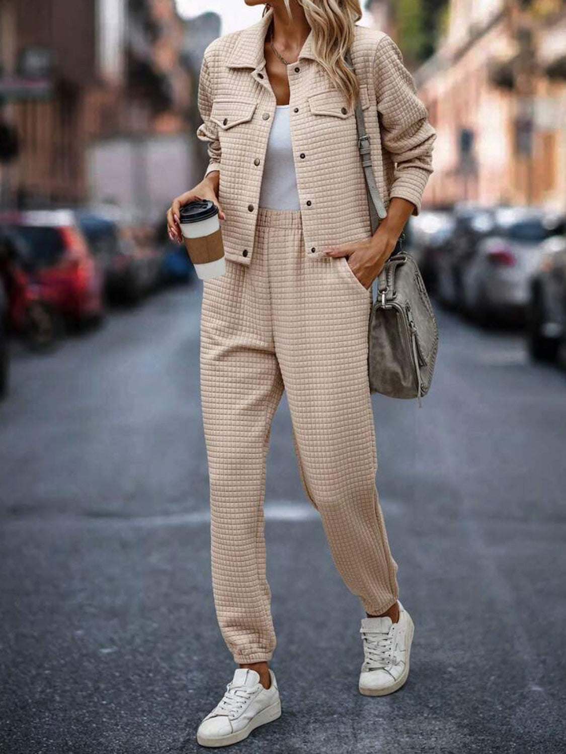 Conjunto de pantalón y top con botones a presión y textura a cuadros