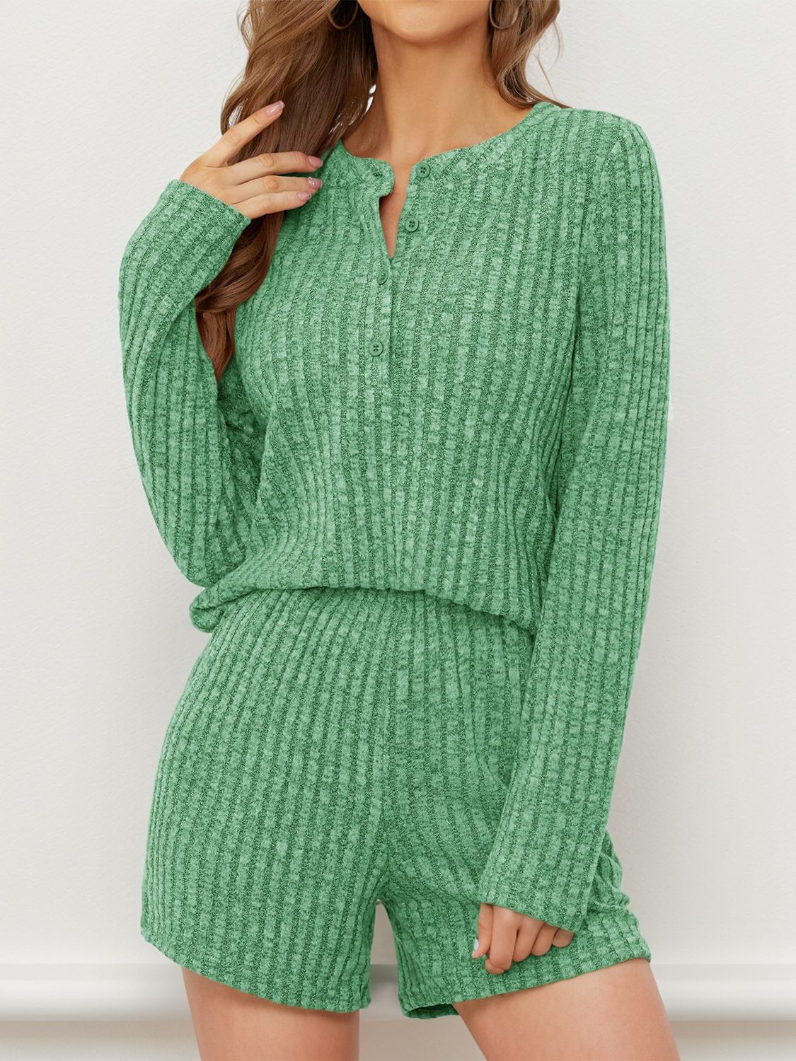 Conjunto de top y pantalones cortos de cuello redondo acanalados