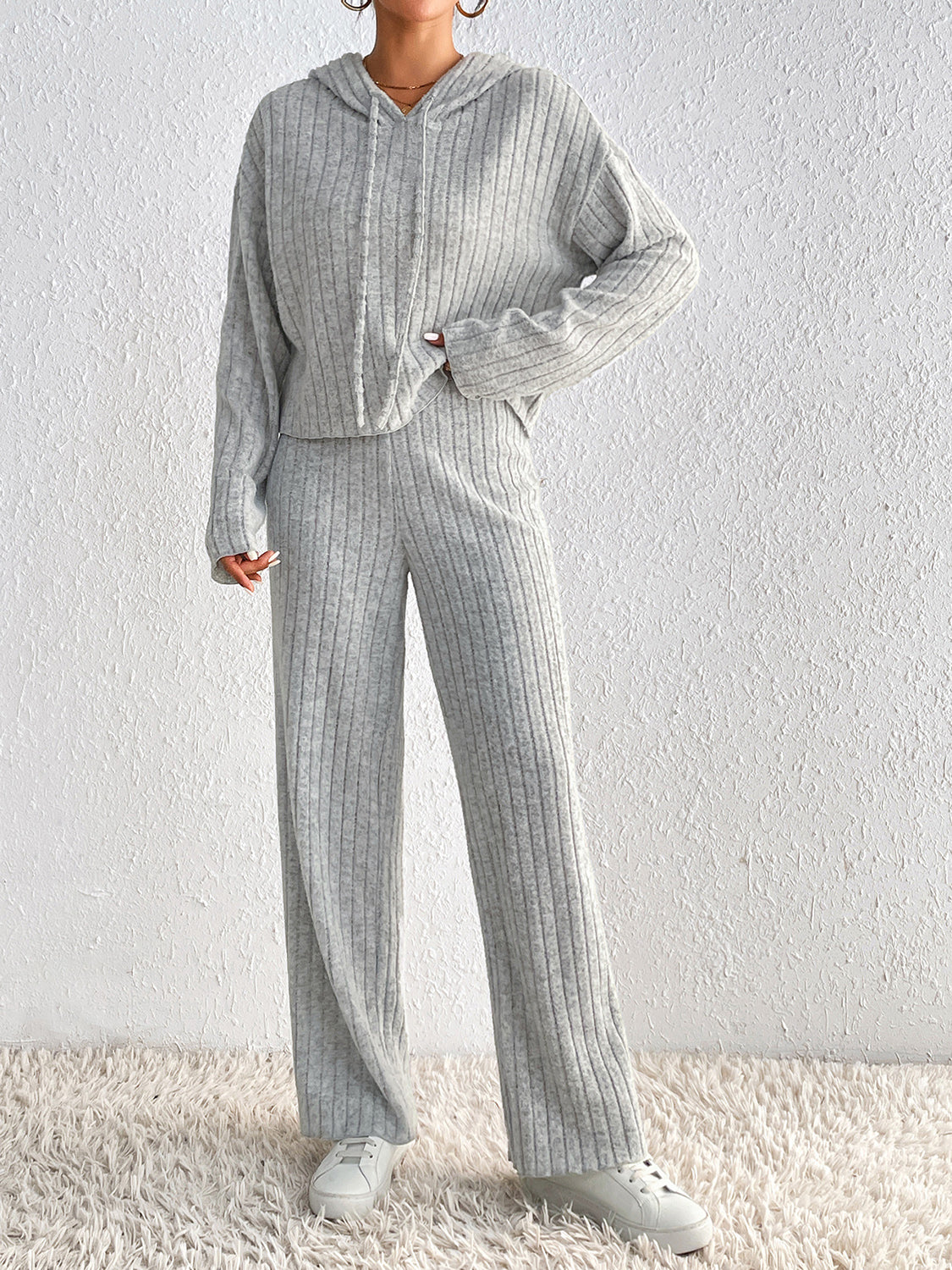 Conjunto de sudadera con capucha y pantalones de pierna recta con canalé y cordón de color miel