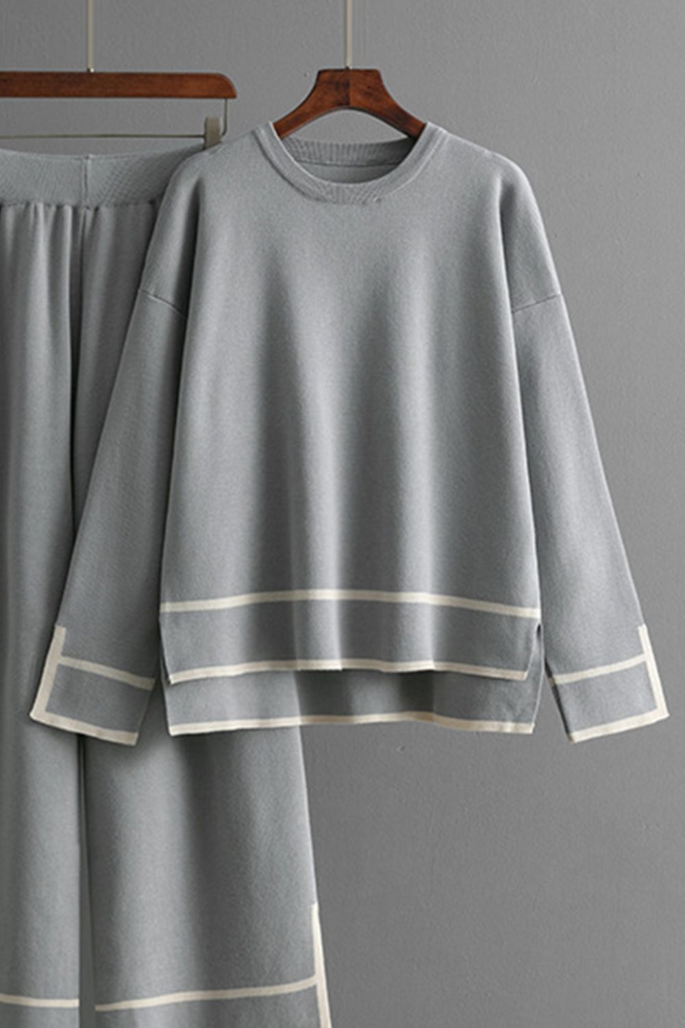 Conjunto de suéter y pantalón con cuello redondo alto y bajo