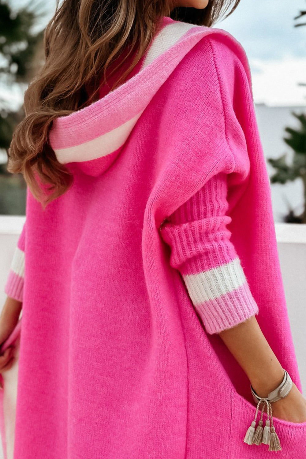 Cárdigan con capucha y mangas largas en contraste y bolsillos