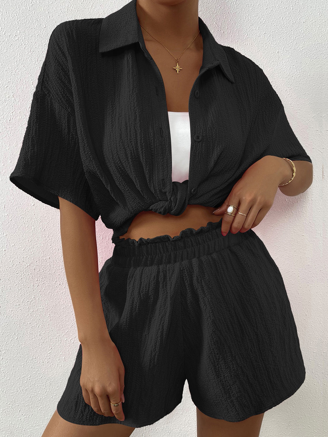 Conjunto de camiseta y pantalones cortos con botones y media manga