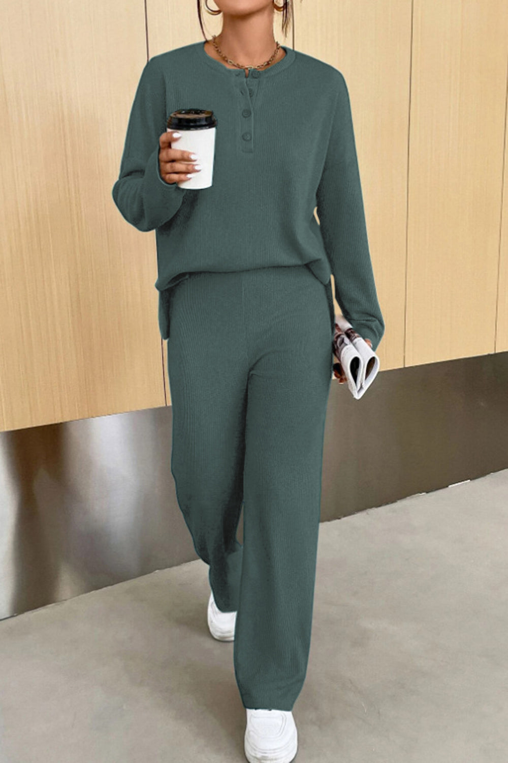 Conjunto de pantalón y top con medio botón acanalado