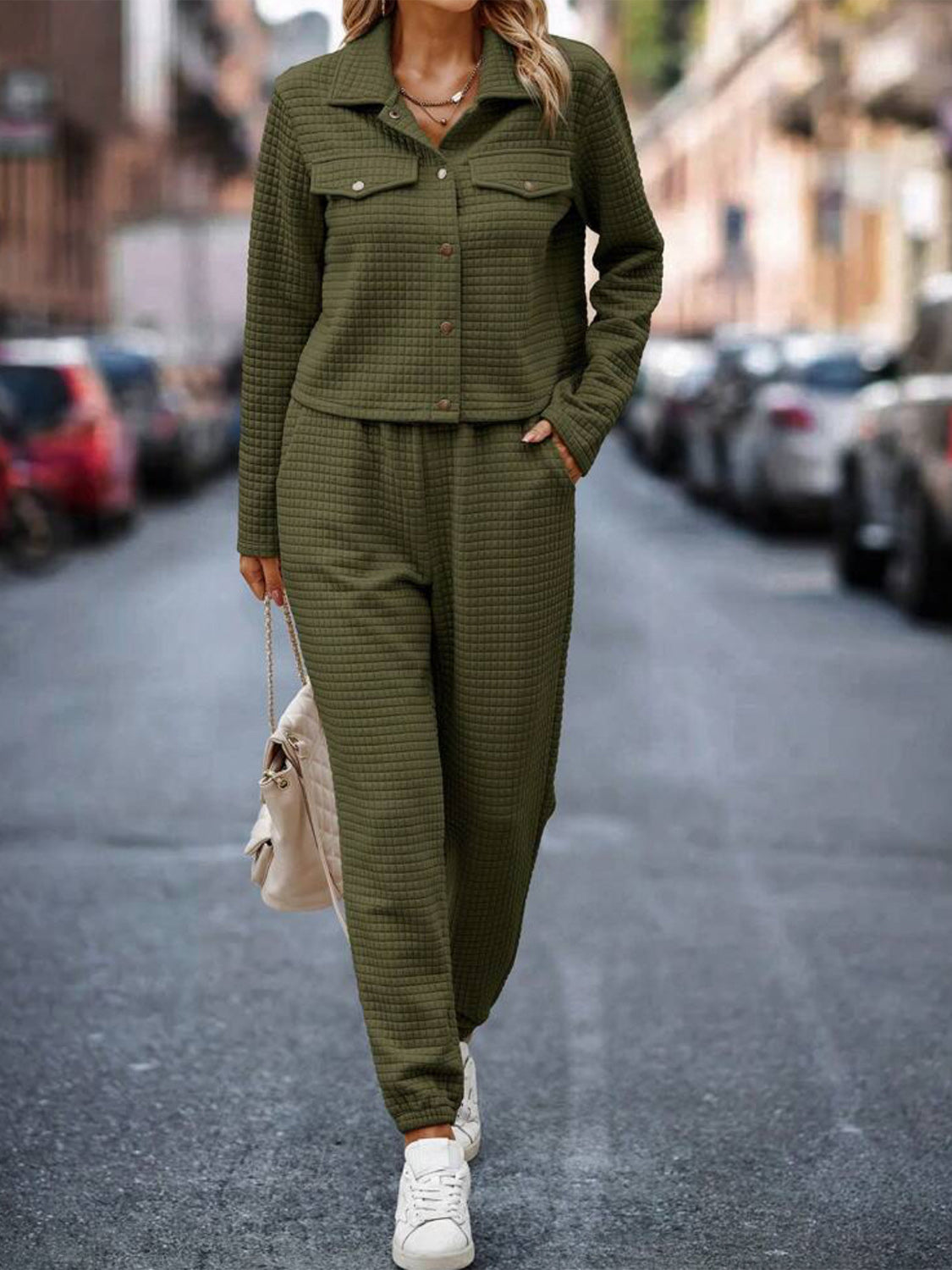Conjunto de pantalón y top con botones a presión y textura a cuadros