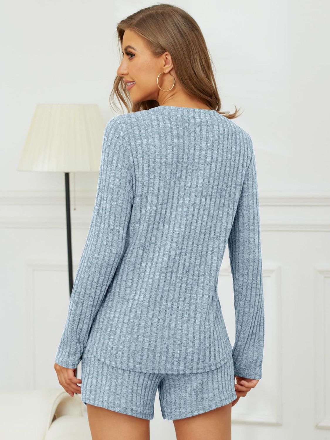 Conjunto de top y pantalones cortos de cuello redondo acanalados