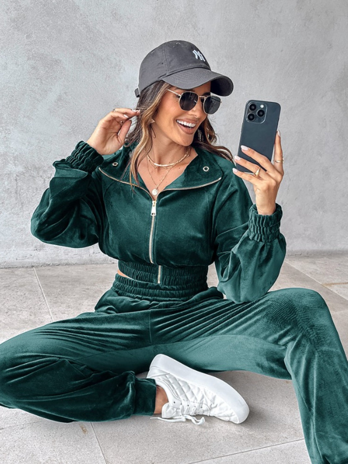Conjunto de top corto de manga larga con cremallera y pantalones deportivos