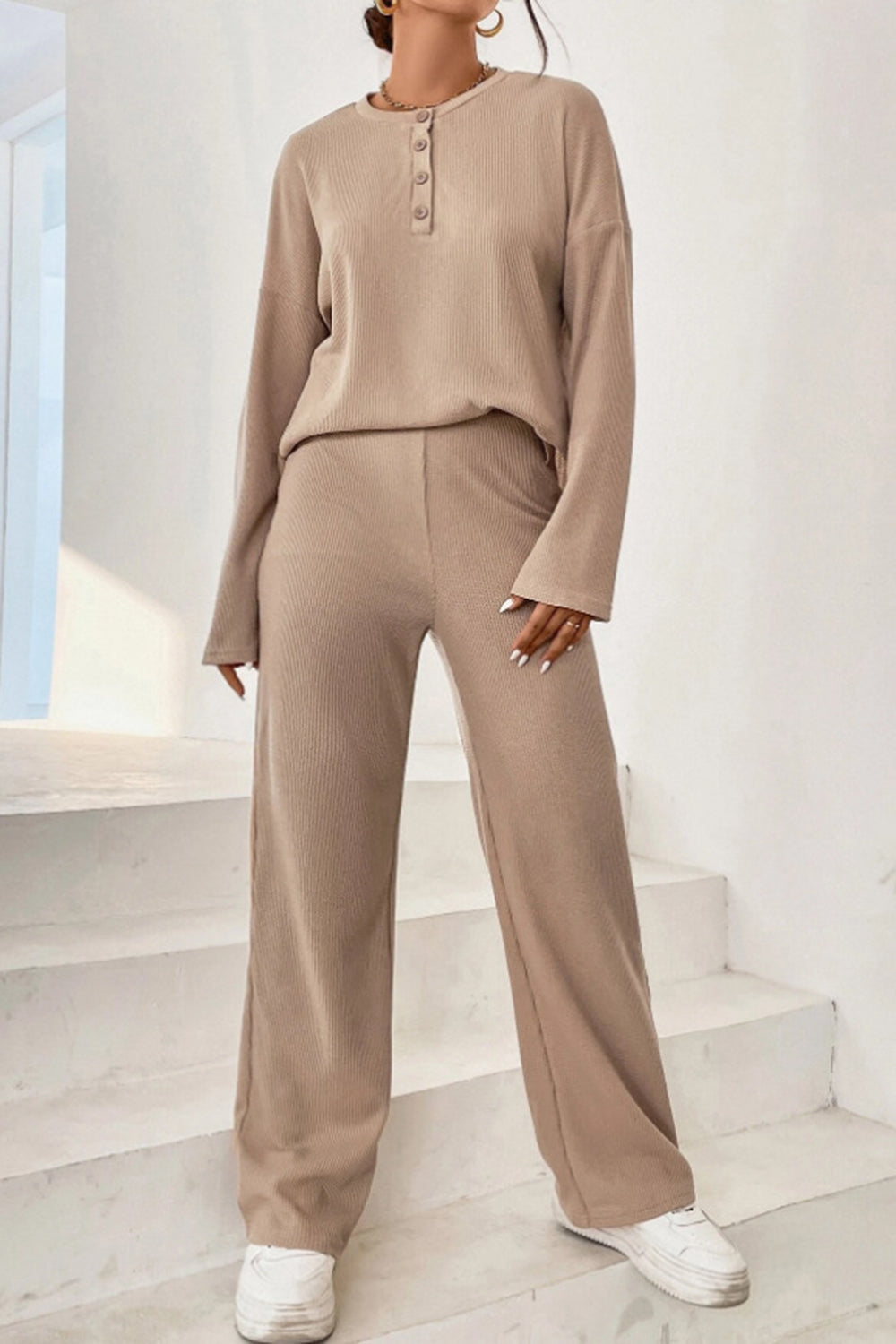 Conjunto de pantalón y top con medio botón acanalado