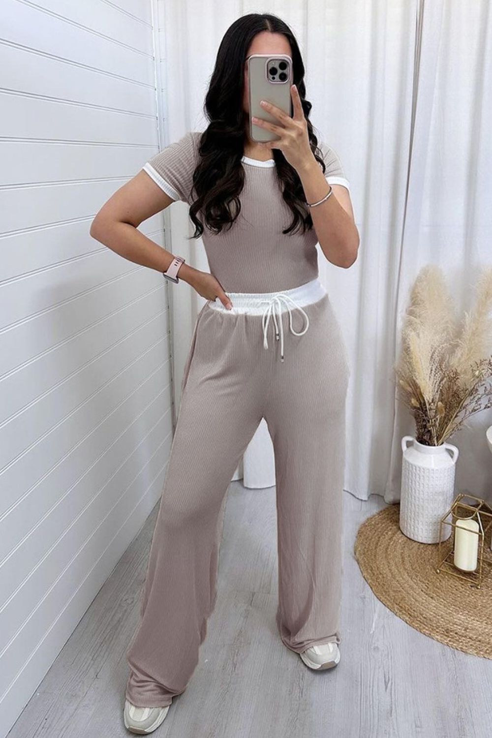 Conjunto de pantalón y top de cuello redondo con ribete en contraste