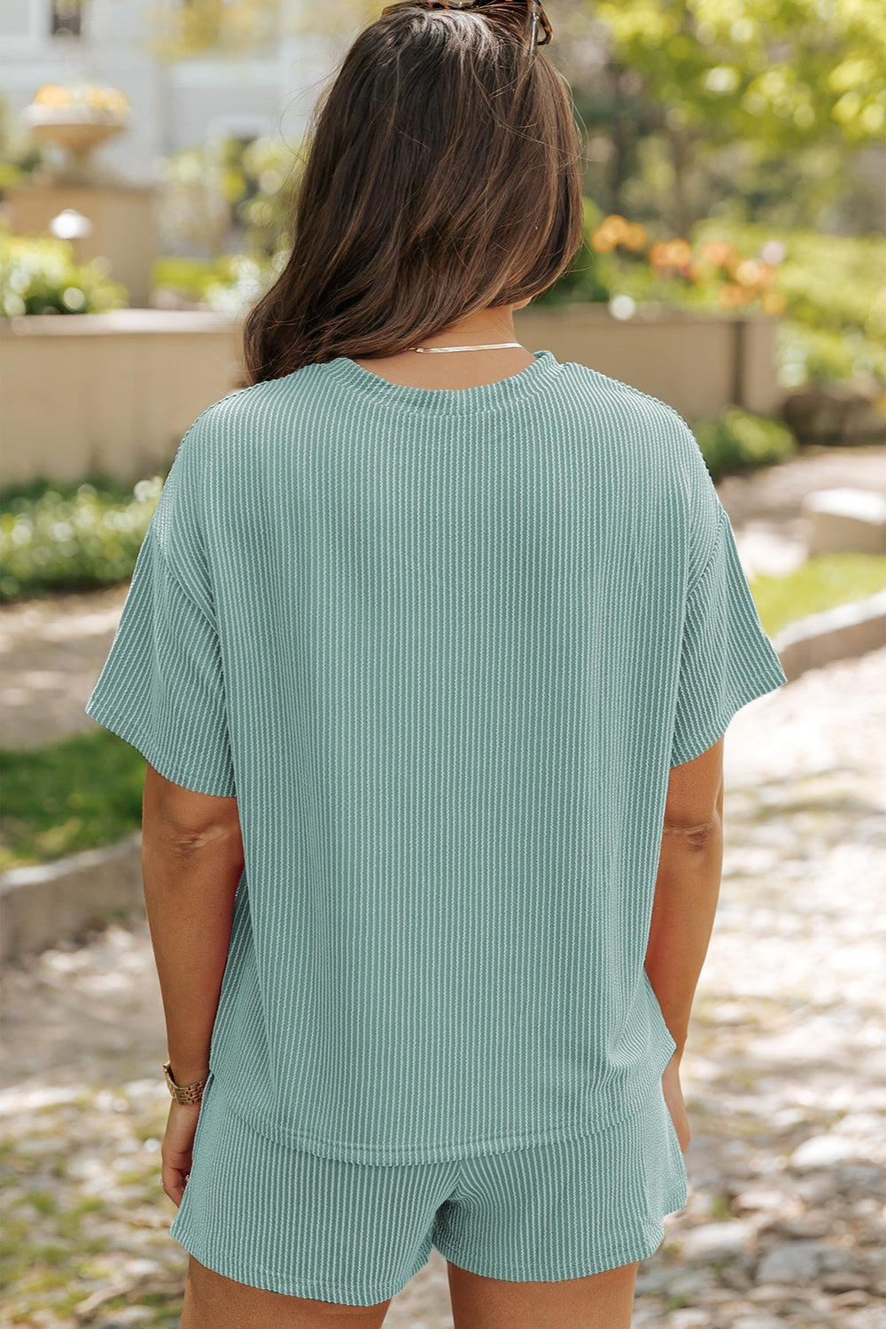 Conjunto de top y pantalones cortos con hombros caídos y cuello redondo