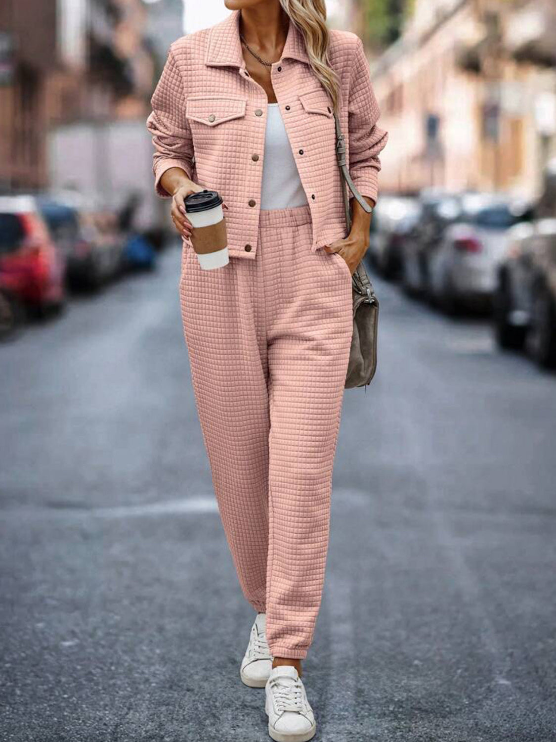 Conjunto de pantalón y top con botones a presión y textura a cuadros