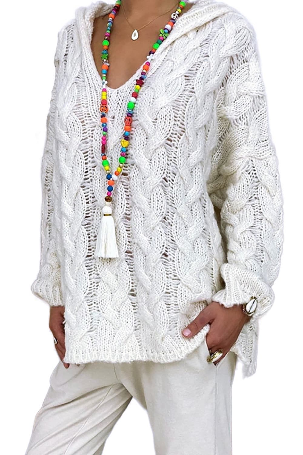 Suéter con capucha y tejido de cable