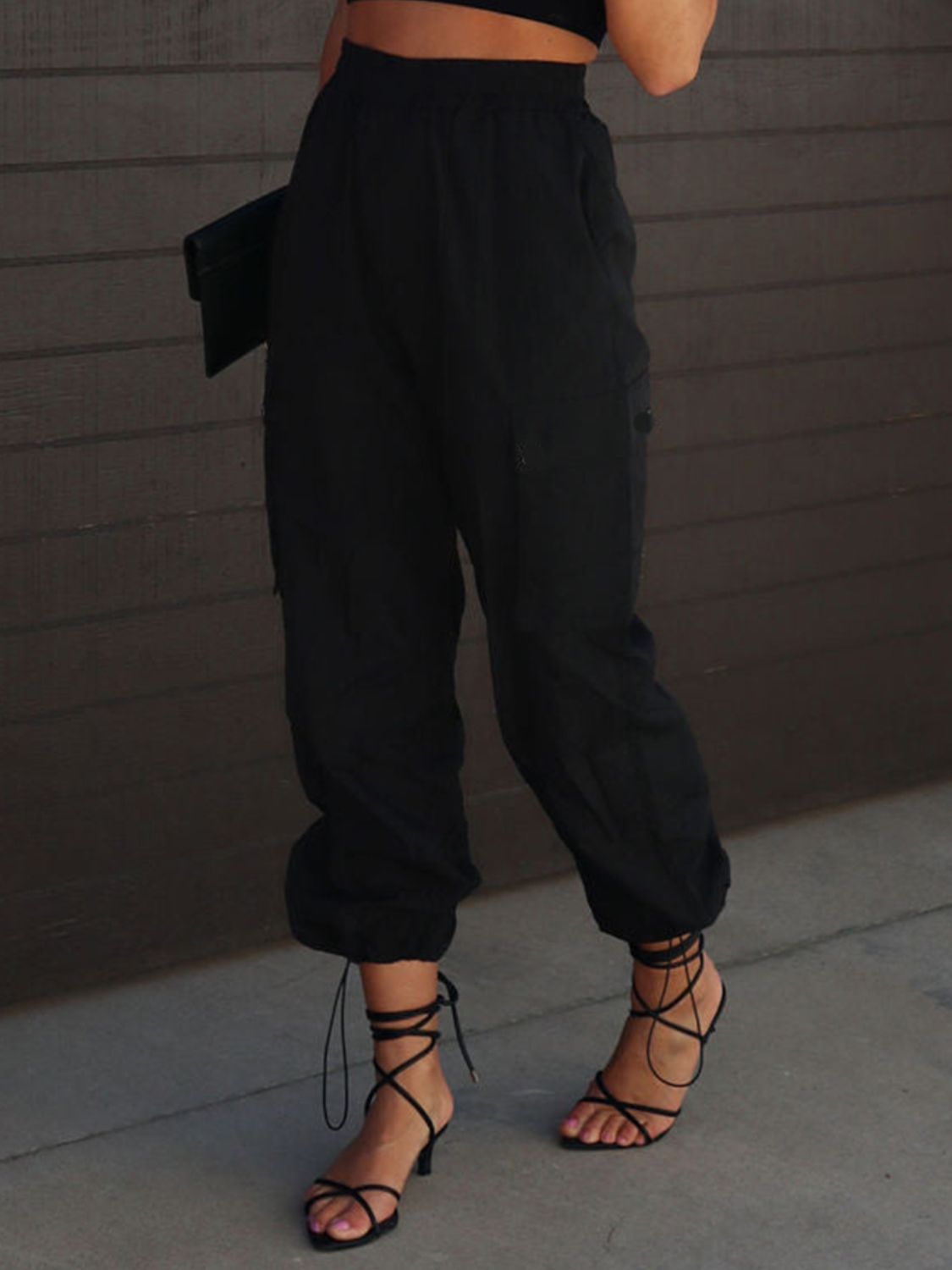 Pantalones de cintura alta con cordón y bolsillos