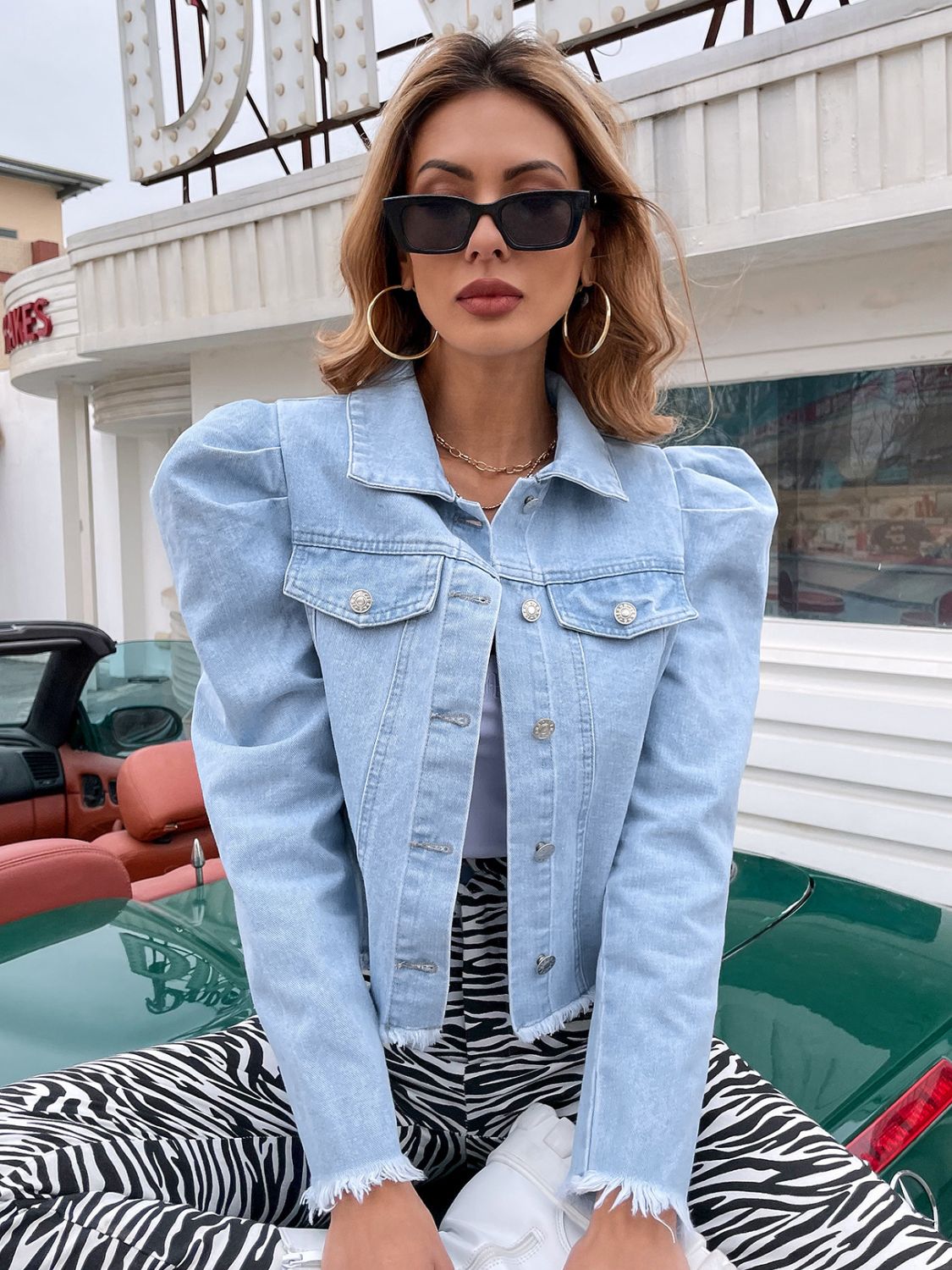 Blusa vaquera con cuello, mangas abullonadas y dobladillo sin rematar