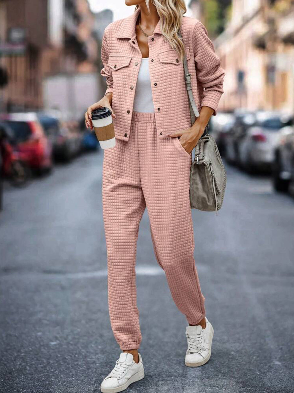 Conjunto de pantalón y top con botones a presión y textura a cuadros