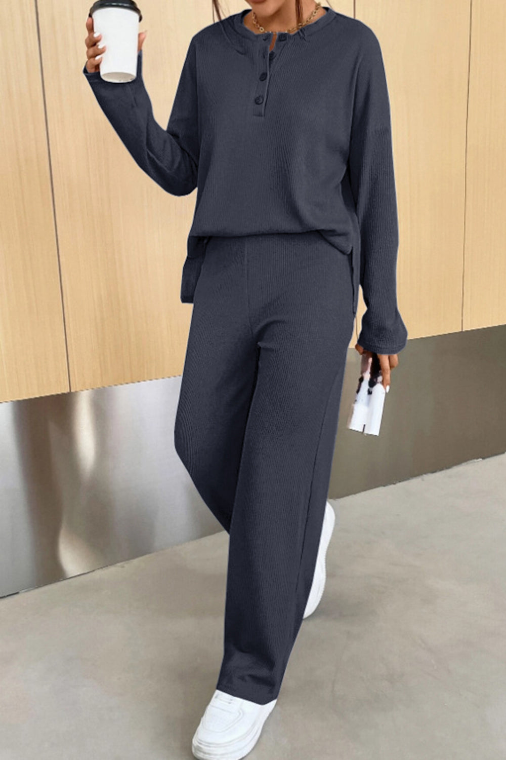 Conjunto de pantalón y top con medio botón acanalado