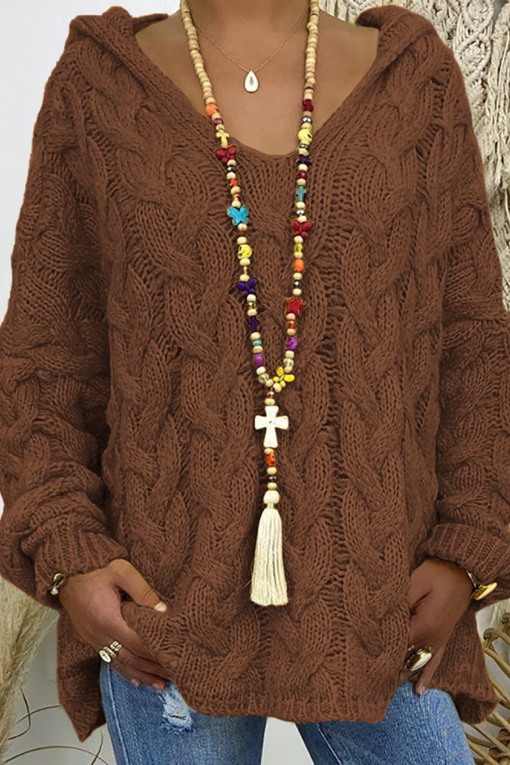 Suéter con capucha y tejido de cable