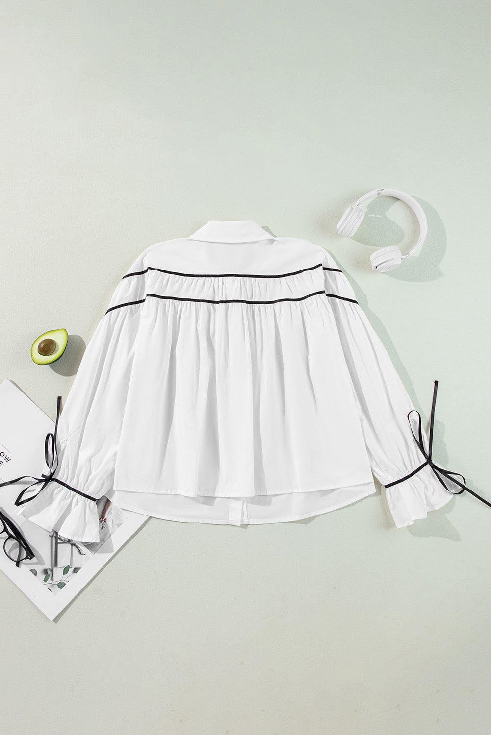 Camisa con cuello, mangas con volantes y lazo de cinta