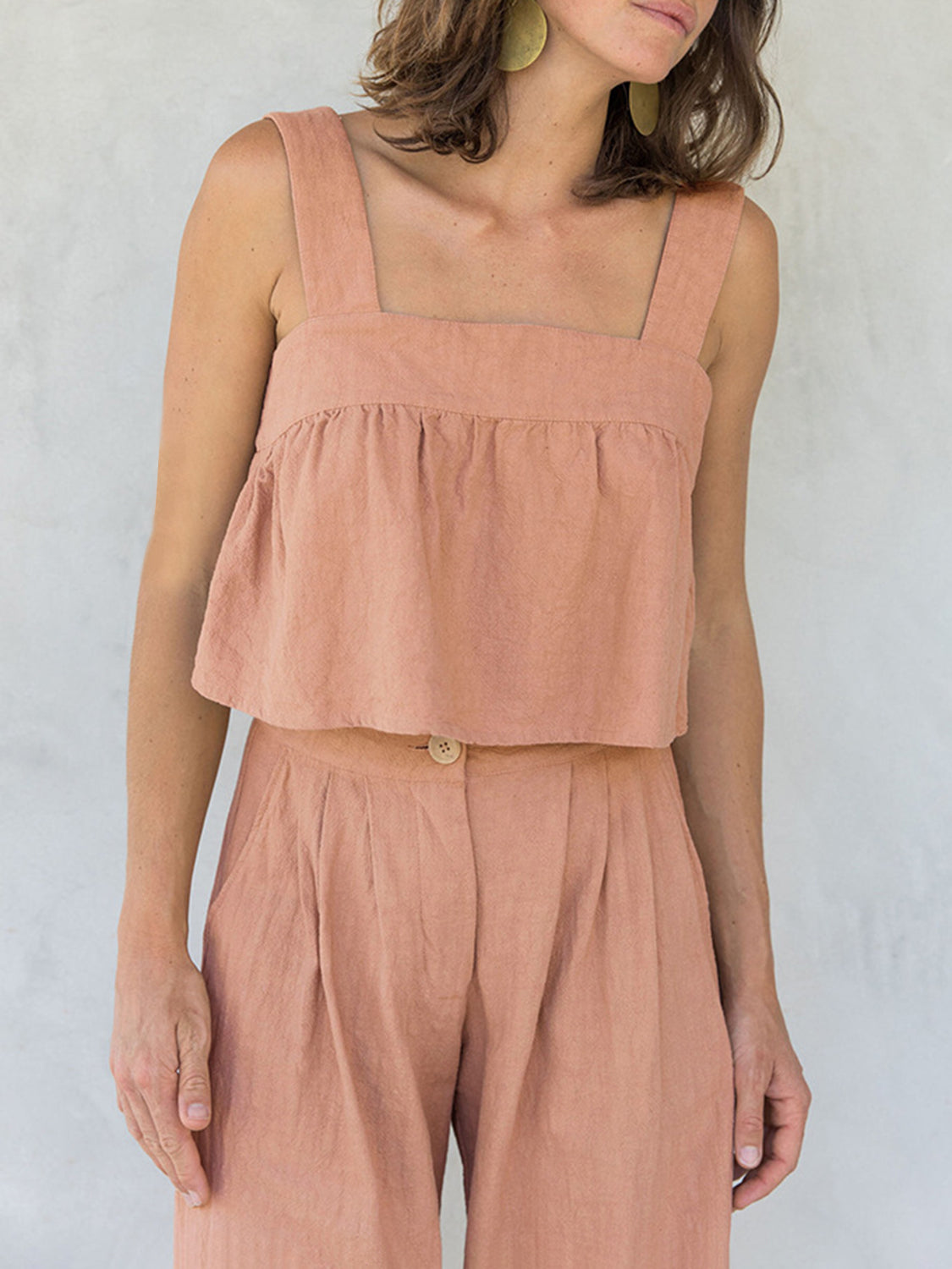 Conjunto de top y pantalón con tirantes anchos y escote cuadrado