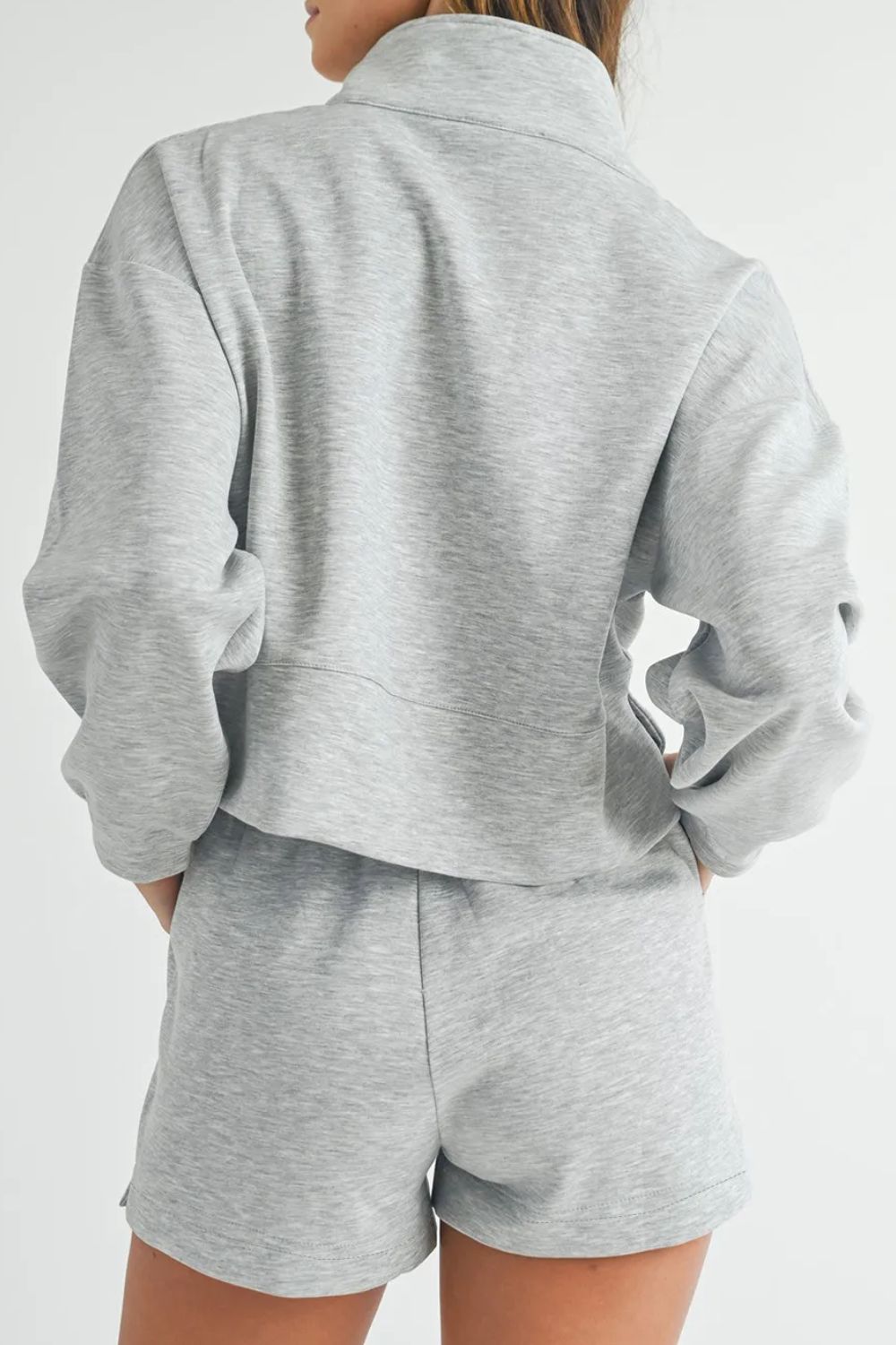 Conjunto de camiseta de manga larga con media cremallera y pantalones cortos con cordón