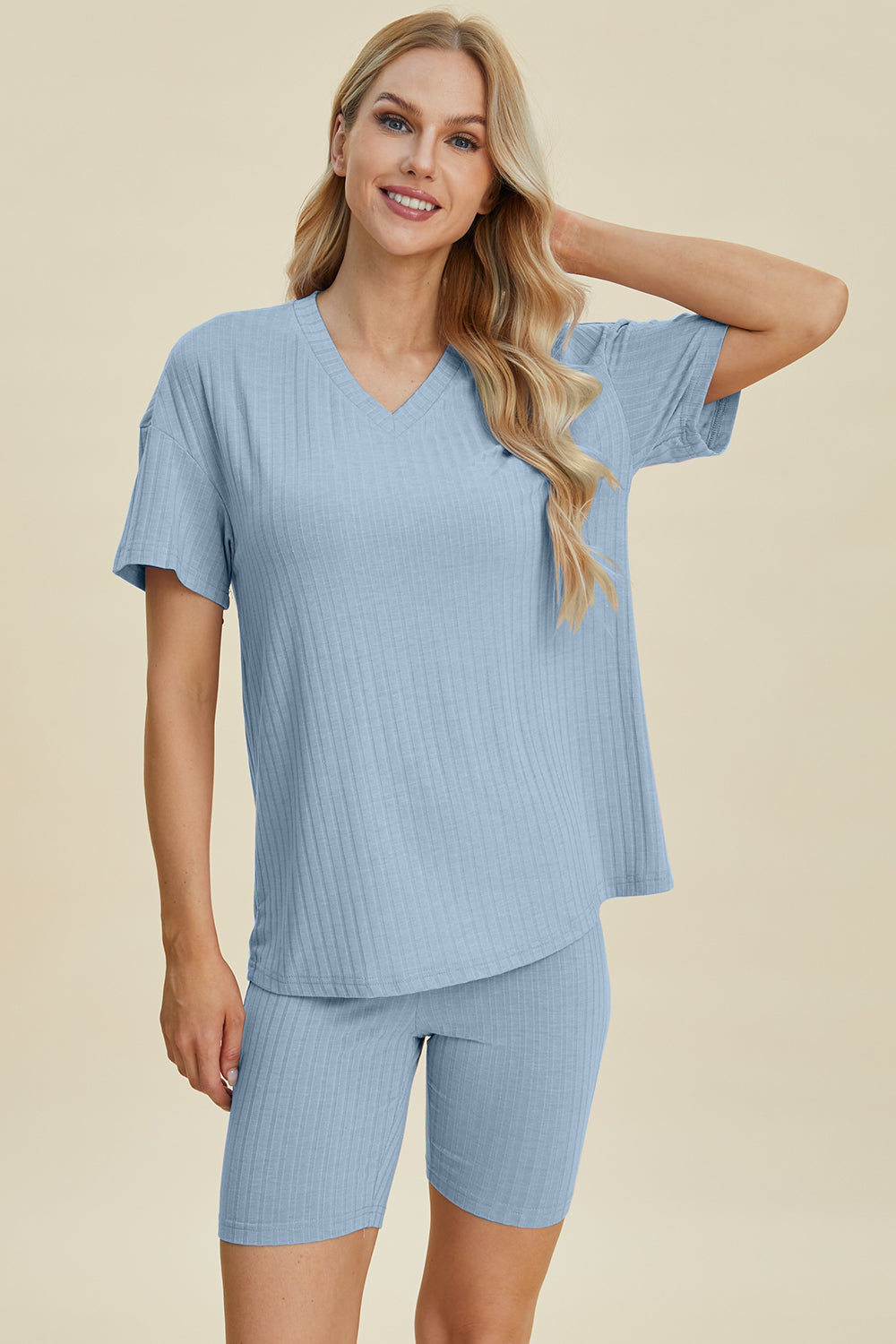 Conjunto de camiseta y pantalones cortos de manga corta con escote en V y canalé de talla grande Basic Bae