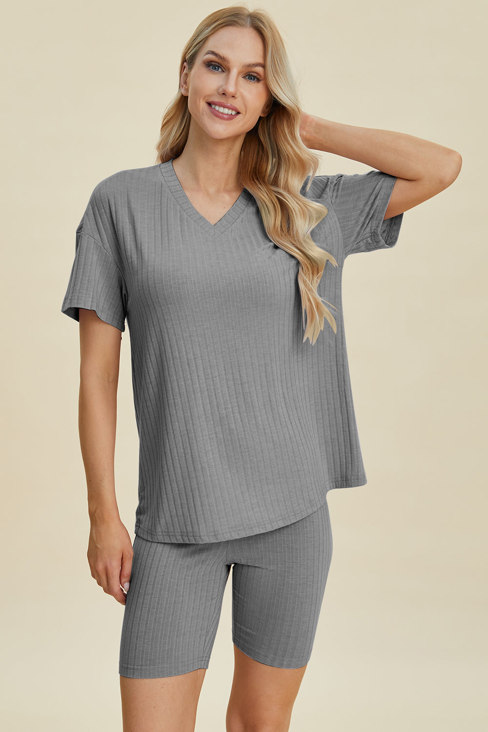 Conjunto de camiseta y pantalones cortos de manga corta con escote en V y canalé de talla grande Basic Bae