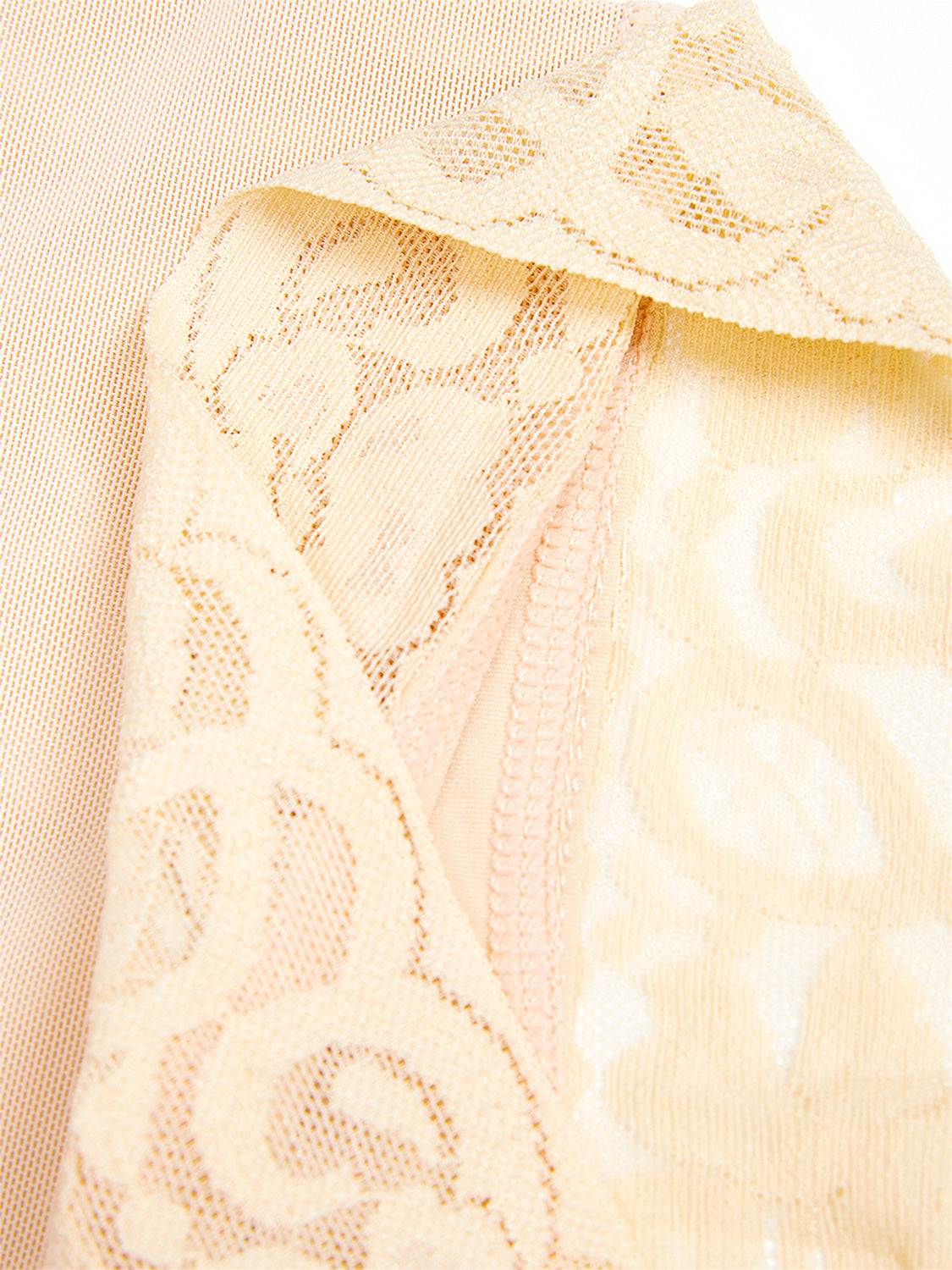 Pantalones cortos moldeadores con detalle de encaje y ganchos en tamaño completo